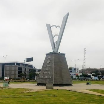 Monumento de Ventanilla, ubicado en la entrada al distrito en la avenida Nestor Gambeta