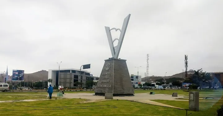 Monumento de Ventanilla, ubicado en la entrada al distrito en la avenida Nestor Gambeta